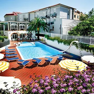 *** Hotel Riviera 3 Stelle Con Piscina Estiva Gratuita E Garage A Pagamento Italia